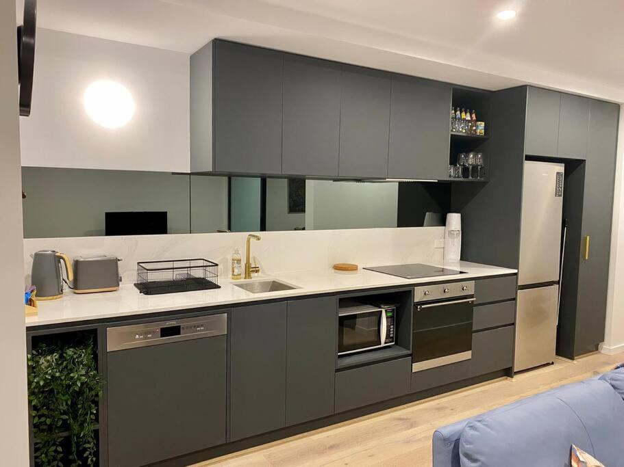 Central Canberra City Apartment With Study And Full Amenities Including Parking Exterior foto